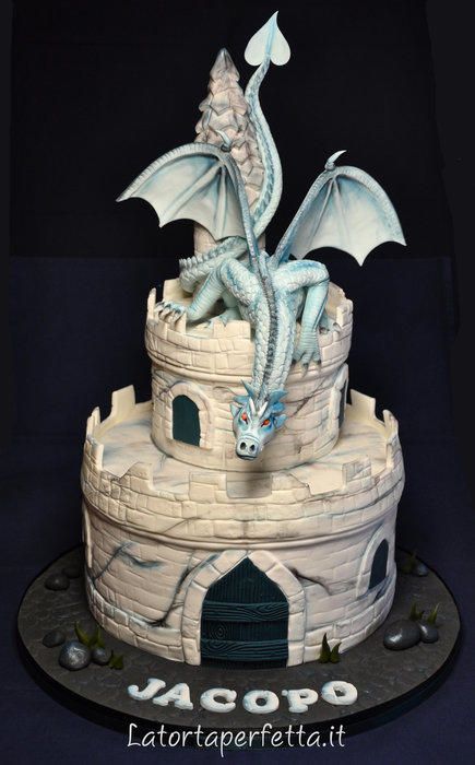 Castle Dragon - Cake by La torta perfetta - CakesDecor Dragon Wedding Cake, Dragon Birthday Cakes, Game Of Thrones Cake, Dragon Cakes, Dragon Cake, Cake Wrecks, Fantasy Cake, Castle Cake, Dragon Birthday