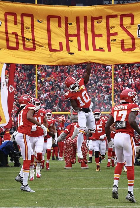 Kansas City Chiefs Superbowl Champions, Kansas City Chiefs Superbowl, Chiefs Game Day, Kc Cheifs, Chiefs Superbowl, Go Chiefs, Red Kingdom, Nfl Football Helmets, Kc Chiefs Football