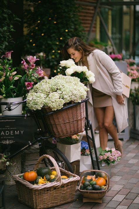 Florist Shop, Covent Garden, 인물 사진, Club Monaco, Flower Market, Love Flowers, Organic Gardening, Flower Shop, Fresh Flowers