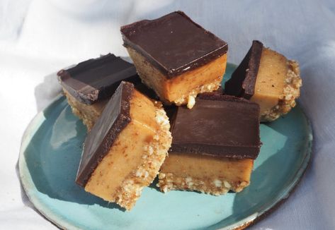 This delicious chocolate caramel slice is practically guilt free! It’s made with whole-food, gut-friendly ingredients and sweetened naturally… plus it’s super simple and quick to make. Wooo!! Chocolate Gingerbread Recipe, Healthy Caramel, Chocolate Caramel Slice, Healthy Journey, Chocolate Peanut Butter Fudge, Caramel Slice, Quirky Cooking, Healthy Sweet Treats, Gingerbread Recipe