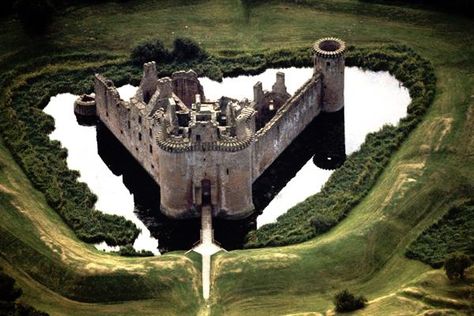 Dumfries Scotland, Caerlaverock Castle, Galloway Scotland, British Castles, Chateau Medieval, Castle Scotland, Castle Mansion, Real Estat, Castles In Scotland