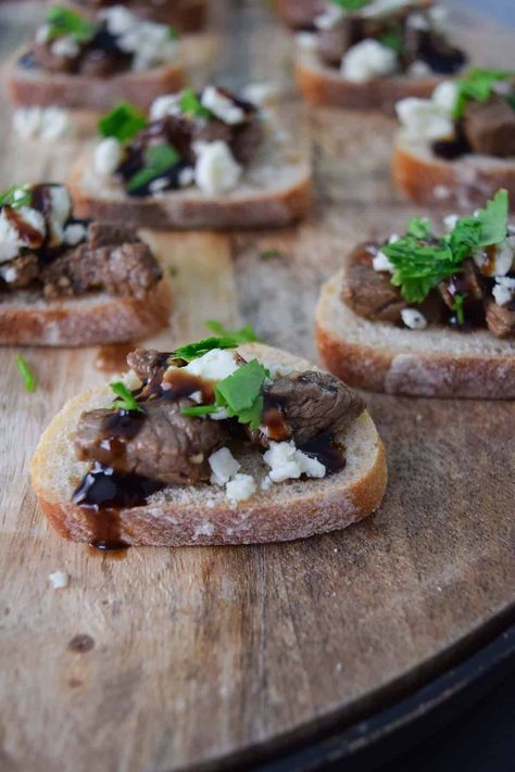 Blue Cheese and Steak Crostini--These fancy nuggets have a little elegance, a lot of taste, and are the perfect bite size appetizer for any party! Perfect for a New Years Eve Party, engagement party, bridal shower, or really any gathering! {cutsandcrumbles.com} #appetizer #easyappetizer #fingerfood #fancyfingerfood #bluecheese #steakcrostini #impressiveappetizer #bitesizedfood #holidayappetizer #cutsandcrumbles Blue Cheese Crostini, Steak Blue Cheese, Steak Crostini, Weight Watchers Appetizers, One Bite Appetizers, Cheese Crostini, Appetizer Easy, Awesome Appetizers, Small Appetizers