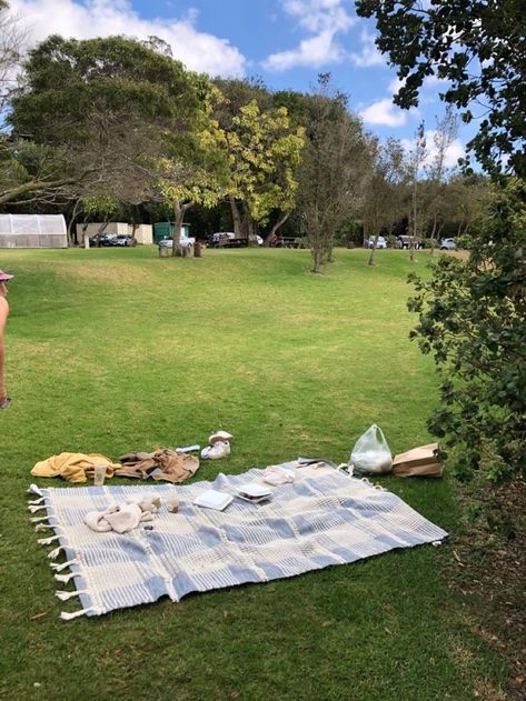 Picnic At Park Aesthetic, Park Picnic Aesthetic Friends, Park Day Aesthetic, Picnic Park Aesthetic, Postpartum Aesthetic, Park Picnic Date, Picnic At Park, Parque Aesthetic, Park Picnic Aesthetic