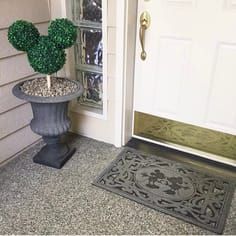 Disney At Home (@disney_at_home) on Instagram: “There are many ways to welcome guest to your Disney home” Disney At Home, Disney House Ideas, Disney Bedroom, Urban Gardening Ideas, Disney Office, Casa Disney, Disney House, Deco Disney, Disney Garden