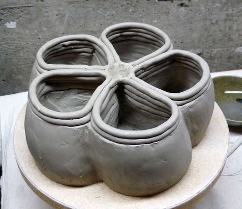 coil built sculpture - Google Search Coil Pot Ideas Ceramics, Coil Vessels Ideas, Coil Building Ceramics, Clay Coil Projects, Coil Pots Ideas, Beginners Ceramics, Coil Pot, Coil Pottery, Ceramic Sculpture Figurative