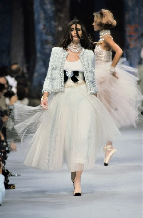 Chanel Spring 1992 Ready-to-Wear collection, runway looks, beauty, models, and reviews. Coco Chanel Fashion, Moda Chanel, High Fashion Runway, Chanel Fashion Show, 90s Runway Fashion, Runway Fashion Couture, Mode Chanel, Runway Outfits, Chanel Spring