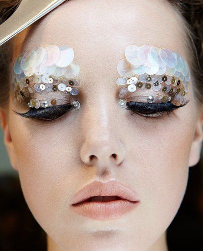 Extreme Make-up, Makeup Runway, Capitol Couture, Glittery Eye Makeup, Make Carnaval, Makeup And Accessories, Couture Makeup, Glittery Eyes, Runway Makeup