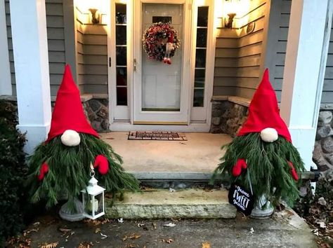 Christmas Door Outside, Christmas Outside Decorations, Christmas Decorations Outside, King Quilt Bedding, Gnome Decorations, Holiday Decor Thanksgiving, Outside Christmas Decorations, Christmas Front Door, Front Door Christmas Decorations