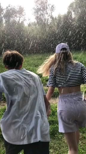 Touch Land Aesthetic, Couple In Rain Romantic, Cute Couple Edits, How To Kisses For The First Time, Love Couple Video, Best Couple Videos, Cute Couple Video, Couple Love Kiss, Couples Running