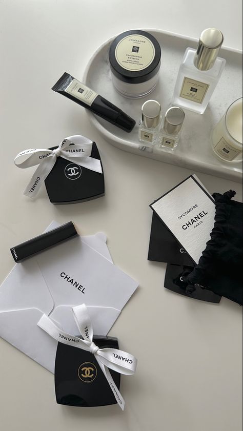 Chanel 🤍 Jo Malone 🤍 Getting ready Joe Malone Aesthetic, Joe Malone, Minimalist Room, Visual Journal, Makeup Obsession, Jo Malone, Beauty Bag, Makeup Products, Getting Ready