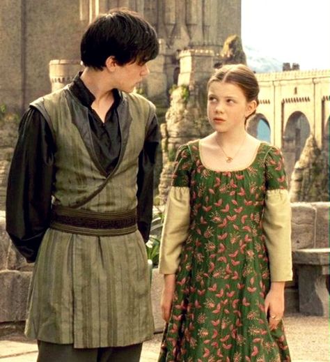 Edmund Pevensie Costume, King Edmund, Narnia Costumes, Skandar Keynes, Cair Paravel, Narnia Cast, Narnia Movies, Susan Pevensie, Peter Pevensie