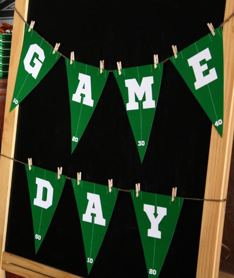 Great, easy banner for any Game Day! Birthday Party Ideas - Blog - FOOTBALL BIRTHDAY PARTY IDEAS- GAME DAY Sport Party Ideas, Rugby Party, Party Ideas Food, Fantasy Football Humor, Football Party Decorations, Sports Birthday Party, Football Theme Party, Football Birthday Party, Parenting Plan