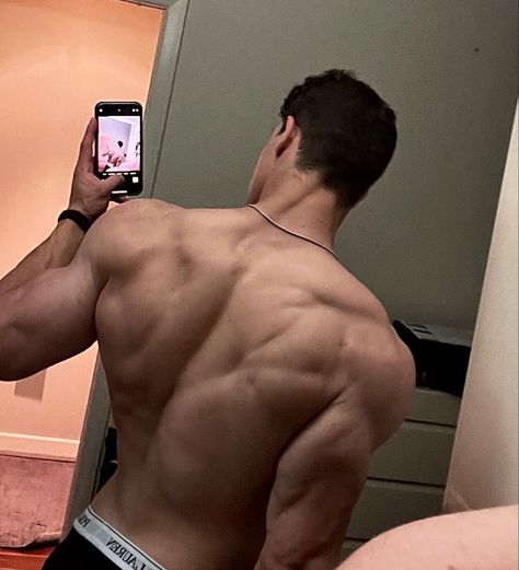 Mens Back Muscles Aesthetic, Back Photo Pose Men, Back Poses Men Gym, Male Chest Aesthetic, Muscular Back Men Aesthetic, Back Physique Men, Muscular Backs Men, Mens Aesthetic Physique, Male Workout Aesthetic