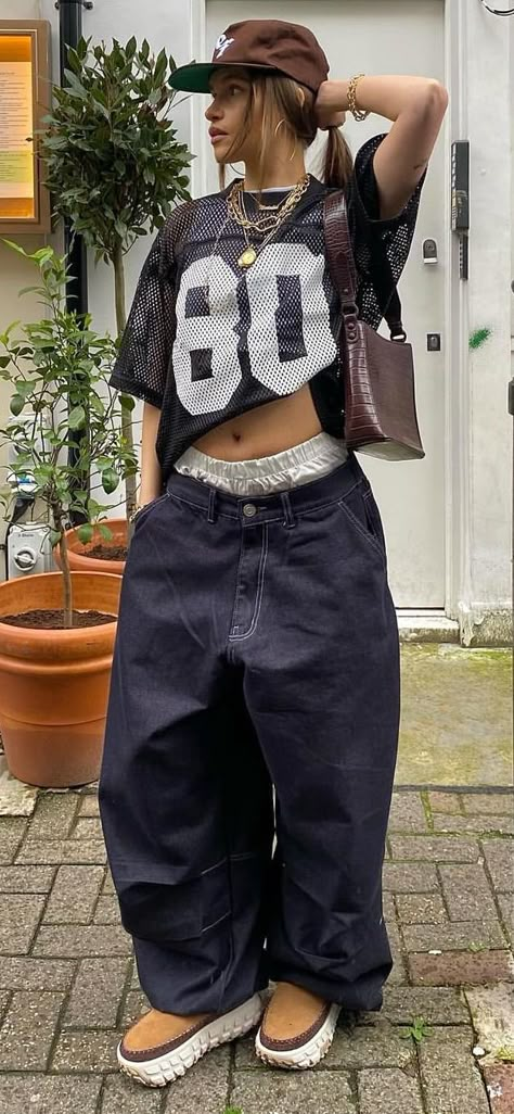 Street Style 2024 Spring Street Fits Women, Hip Hop Fashion 2024, Fem Streetwear, American High Street Style, Street Wear Winter Outfits, Edgy Street Fashion, Street Wear Winter, Street Wear Summer, Feminine Streetwear