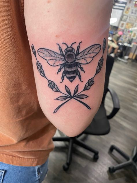 Bumble bee tattoo with lavender surrounding it and dot shading on back of upper arm above elbow Bumble Bee Back Tattoo, Bumble Bee And Lavender Tattoo, Woman’s Elbow Tattoo, Bee Tattoo Ideas Vintage, Elbow Bee Tattoo, Bumble Bee Knee Tattoo, Bee Elbow Tattoo, Top Of Elbow Tattoo, Tattoo Back Of Arm Above Elbow