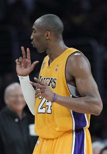 Kobe celebrating after a three Kevin Durant Shoes, Kobe Bryant Family, Kobe Bryant Pictures, I Love Basketball, Nike Runners, Kobe Bryant Wallpaper, Lakers Basketball, Kobe Shoes, Nike Design