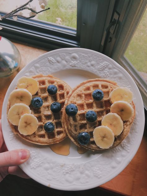 -2 wheat eggo waffles -1/2 banana(or more) -blueberries -maple syrup Eggo Waffles, Blueberry Waffles, Food Inspo, Maple Syrup, Blueberries, Fourth Of July, Syrup, Middle School, Wheat