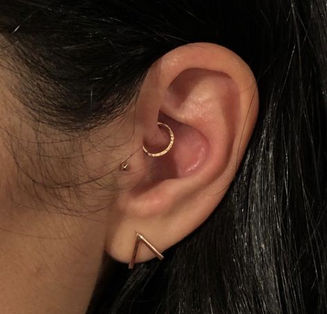 Daith Earrings Simple, Tragus Piercing Combinations, Conch Daith Piercing, Daith Piercing Hoop, Daith And Tragus Piercing Together, Simple Daith Piercing, Minimalist Piercings Ear, Dainty Daith Piercing, Daith And Tragus Piercing