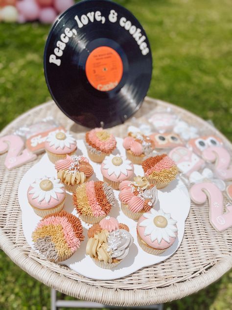 Groovy Party Plates, Groovy One First Birthday Cake Pops, Groovy Party Cupcakes, Two Groovy Food Table, Groovy Birthday Cupcake Ideas, Groovy Pull Apart Cupcakes, Groovy One Cupcake Ideas, Two Groovy Diy Decor, Groovy Party Food Table