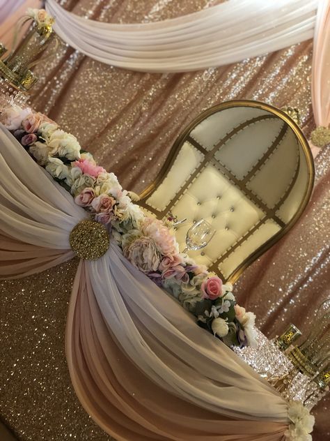 Blush Gold Quinceanera, Quince Background Ideas, Blush Pink Quinceanera Decorations, Quince Main Table Ideas, Quinceanera Main Table Ideas, Main Table Quinceanera, Quince Court Table, Pink Quinceanera Decorations, Pink Quince Theme