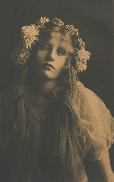 Waiting for spring . Bohemian History, Vintage Photography Women, Glitter Photography, Old Portraits, Vintage Blog, Best Beauty Tips, Foto Art, Women Art, Vintage Portraits