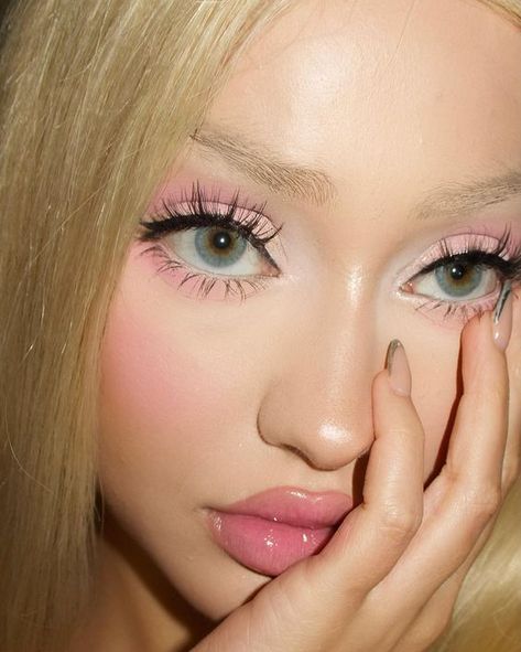 Hyperfeminine Makeup, Soft Pink Makeup Looks Natural, Doll Makeup Pretty, Bimbocore Makeup, Ethan Euphoria, E Girl Makeup, Christina Model, Pink Eyeliner, Y2k Makeup