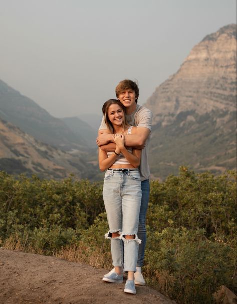 Cool Couple Poses Photo Ideas, Photo Shoot Couples Cute Poses, Pose Ideas For Couple Photoshoot, Relationship Poses Photography, Cute Pictures For Instagram Couples, Sitting Casual Pose, Gf Bf Photography Poses, Cute Poses For Bf And Gf, Couple Photoshoot Ideas Teenage