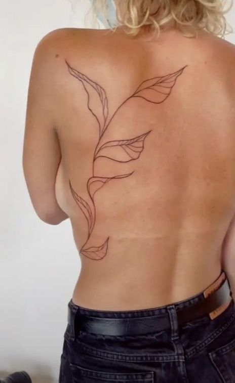 Leaf Back Tattoo Women, Leaf Back Tattoo, Earthy Tattoos, Shoulder Blade Tattoo, Torso Tattoos, Boho Tattoos, Hip Tattoos Women, Plant Tattoo, Collar Bone Tattoo