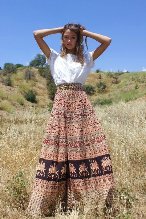 Indian Wrap Skirt, Wrap Skirt Tutorial, 70s Skirt, Look Boho Chic, Indian Skirt, Wrap Skirts, Estilo Hippie, Wrap Maxi Skirt, Crop Top Dress