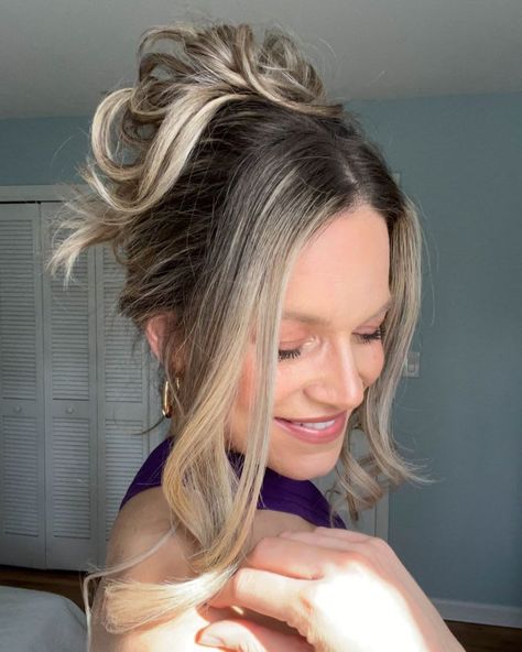 How To Create A Pam Anderson-Inspired 90s Updo - Lulus.com Fashion Blog Pam Anderson Wedding, 90s Updo, Formal Hairstyles Updo, Pam Anderson, 90s Prom, Nostalgic 90s, Prom Hairstyle, Iconic 90s, Crimped Hair