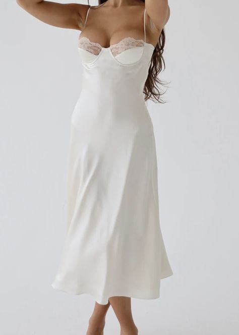 Honey Moon Dress For Women, Linergie Wedding Night Classy, Classy Lingerie Dress, White Night Gown Aesthetic, Wedding Loungerie, Lingerielook Outfit Bedroom Honeymoon, Bride Nightwear, First Night Dress For Bride, Wedding Night Outfit Brides