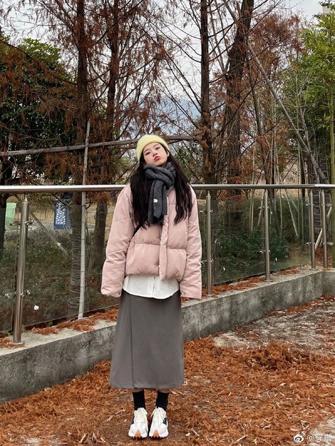 Winter Long Skirt Outfit, Winter Puffer Jacket Outfits, Pink Puffer Jacket Outfit, Korea Winter Fashion, Winter Maxi Skirt Outfit, Puffer Jacket Outfits, Chilly Weather Outfits, Long Skirt Winter, Japan Outfits