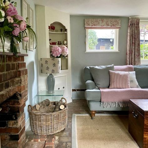 Modern English Country Decor Living Room, Cottage Lounge Ideas English Country, English Country Home Decor, English Cottage Interiors Living Rooms, Small Cottage Interiors Living Room, English Cottage Style Living Room, English Country Cottage Interiors, Cottage Sitting Room, Cosy Cottage Living Room