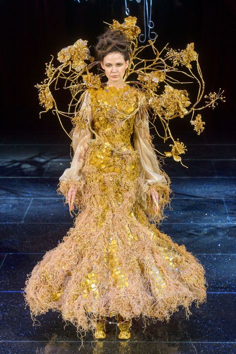 Every single look from Guo Pei's latest couture collection- HarpersBAZAARUK World Of Wearable Art, Yiqing Yin, Guo Pei, Couture Ideas, Extreme Fashion, Sculptural Fashion, Asian Designers, Fancy Fashion, Space Odyssey