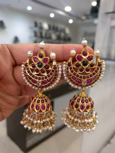 Temple Jewellery Earrings, Gold Jhumka Earrings, Antique Jewellery Designs, Gold Necklace Indian Bridal Jewelry, Beaded Necklace Designs, Indian Jewellery Design Earrings, Gold Jewelry Earrings, Gold Jewelry Simple, Bridal Gold Jewellery Designs