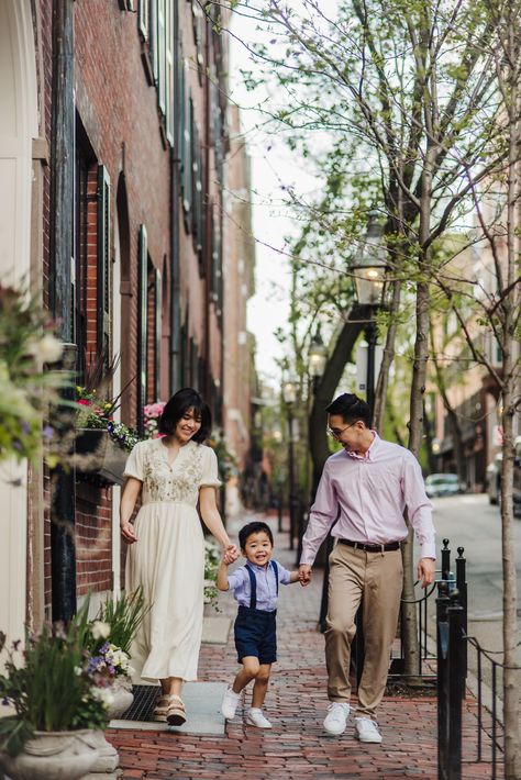 family of three strolls through Beacon Hill in Boston in the spring Boston Family Photoshoot, Family Photoshoot Downtown, Family Photos City, City Family Photoshoot, Downtown Family Photoshoot, Fall City, City Family, Spring Family, Family Photo Pose