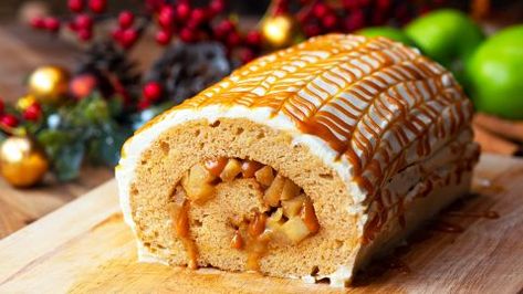 Caramel Apple Pie Roll Recipe | DIY Joy Projects and Crafts Ideas Apple Cake Roll Recipes, Apple Roll Cake, Apple Cake Roll, Homemade Caramel Apple, Holiday Desserts Thanksgiving, Desserts Thanksgiving, Holiday Flavors, Caramel Apples Homemade, Roll Cakes