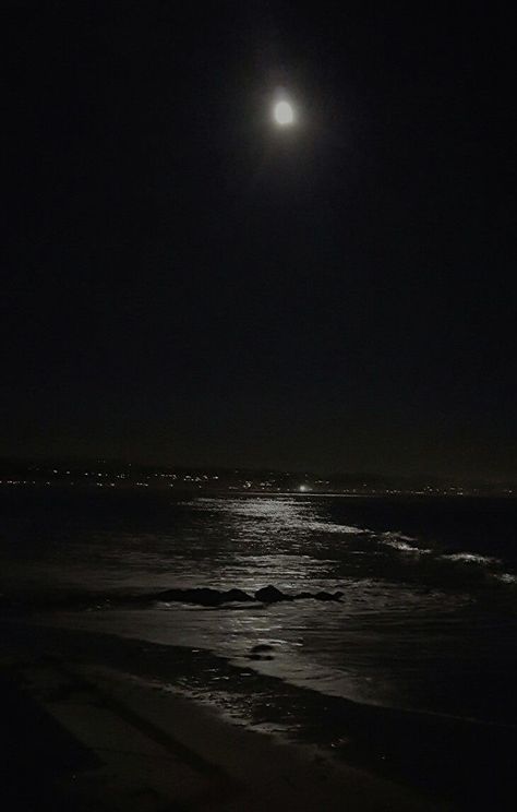 Night Sea Aesthetic, Cigsaftersex Wallpaper, Night Landscape Photography, Beach At Night, Fotografi Digital, Dark Paradise, Night Scenery, Night Landscape, Night Vibes