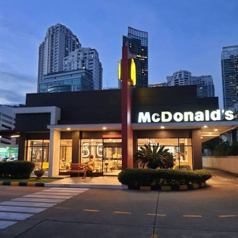 McDonald's in the evening Gacha Mcdonald's Background, Mcdonalds Exterior, Macdonald Restaurant, Mcdonalds Background, Mcdonald’s Aesthetic, Mcdonalds Building, Macdonald Aesthetic, Build Bloxburg, Mcdonalds Aesthetic