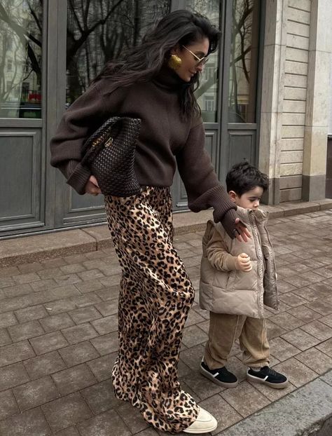 Leopard Print Skirt Outfit, Leopard Skirt Outfit, Printed Skirt Outfit, Mode Ab 50, Leopard Print Outfits, Money Outfit, Animal Print Pants, Mode Turban, Fall Lookbook