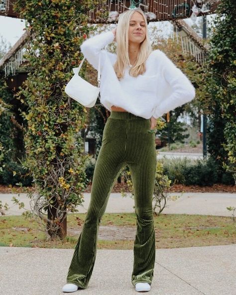 Green Velvet Flare Pants Outfit, Velvet Flare Pants Outfit Winter, Green Velvet Pants Outfits, Flare Pants Outfit Winter, Green Flare Pants Outfit, Velvet Flare Pants Outfit, Flare Pants Outfit, Bell Bottom Pants Outfit, Velvet Flare Pants