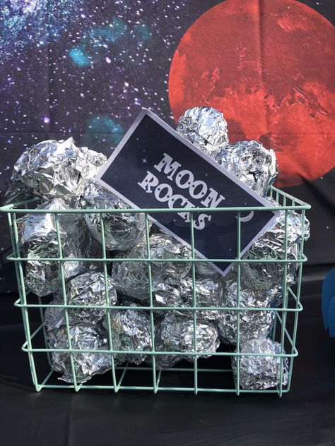 Space Theme Classroom, 4de Verjaardag, Alien Party, Space Classroom, Alien Halloween, Astronaut Party, Moon Rocks, Astronaut Birthday, Space Theme Party