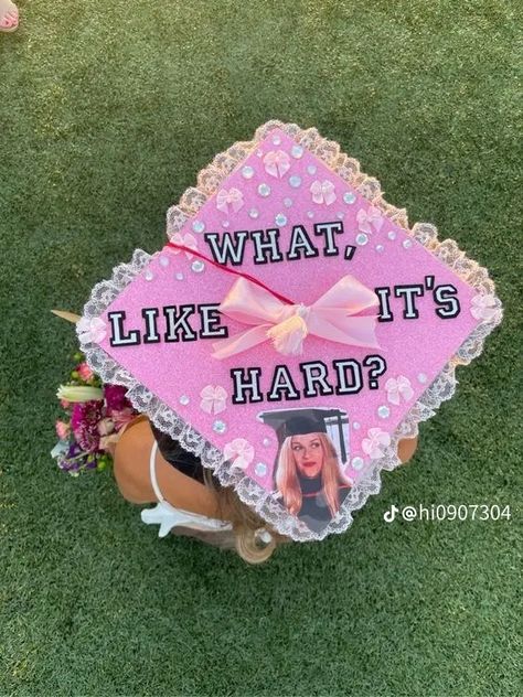 Legally Blonde Graduation Cap, Legally Blonde Graduation, Cute Graduation Cap Ideas, Funny Grad Cap Ideas, Decoration For Graduation, High School Graduation Cap Designs, Funny Graduation Caps, Creative Graduation Caps, Graduation Cap Ideas