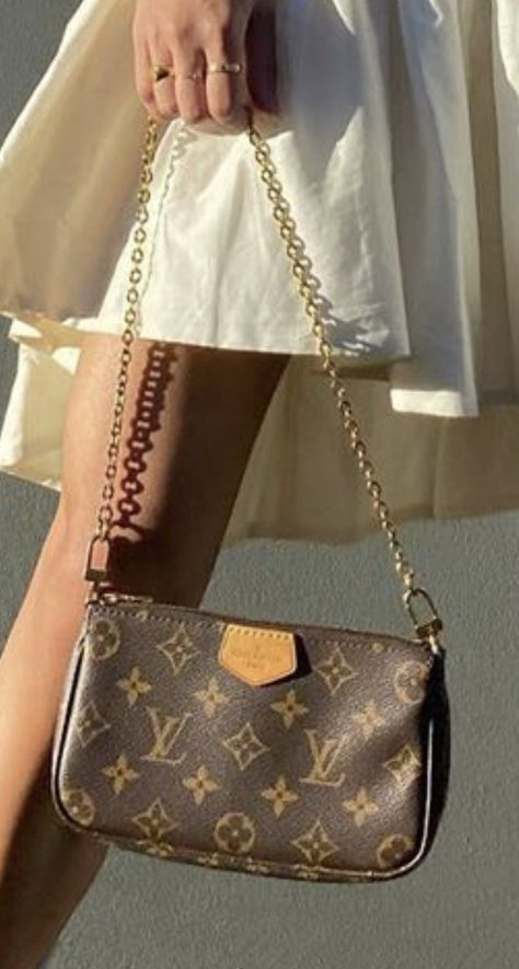 Louis Vuitton Chain Bag, Shoulder Bags Aesthetic, Lv Shoulder Bag, Trendy Purses, Estilo Indie, Louis Vuitton Multi Pochette, Luxury Bags Collection, Girly Bags, Luxury Purses