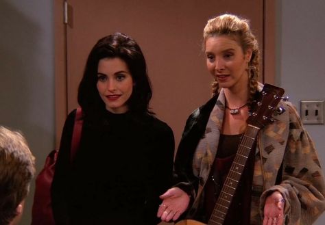 Phoebe And Monica, Monica And Phoebe, 90s Outfits, Friends Season, Central Perk, 90s Outfit, Jennifer Aniston, Aesthetic Food, Favorite Character