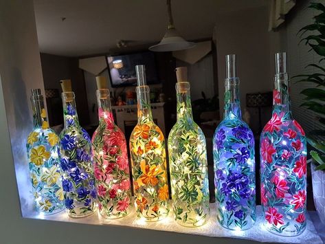 Cheap Crafts That Look Expensive, Crafts On A Budget, Glass Painting On Bottles, Upcycle Wine Bottles, Wine Bottle Painting Ideas, Painted Bottles, زجاج ملون, Glass Painting Designs, Glass Bottle Diy