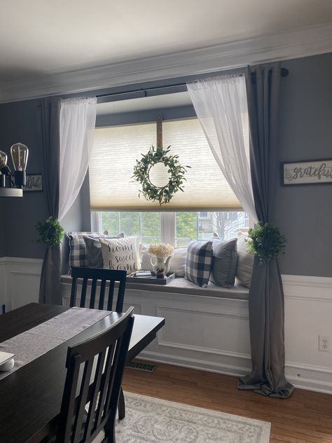 Bay Window Living Room Ideas, Window Seat Decor, Window Seat Curtains, Living Room Window Decor, Farmhouse Chic Living Room, Bay Window Decor, Bedroom Window Seat, Living Room Bay Window, Bay Window Living Room