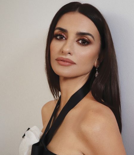 Penélope Cruz Chose 90's Glamour for Her Face at the 2020 Academy Awards Penelope Cruz Makeup, Hung Vanngo, Gold Eyeshadow Looks, Javier Bardem, Spanish Actress, High Cheekbones, Younger Skin, Gold Eyeshadow, Lily Aldridge