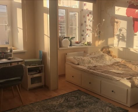 Aesthetic Ikea Beds, Hemnes Daybed Aesthetic, Hemnes Daybed Room Ideas, Daybed Bedroom Aesthetic, Daybed Room Inspo Aesthetic, Daybed Room Aesthetic, Hemnes Room Ideas, Ikea Daybed Room Ideas Small Spaces, Aesthetic Daybed