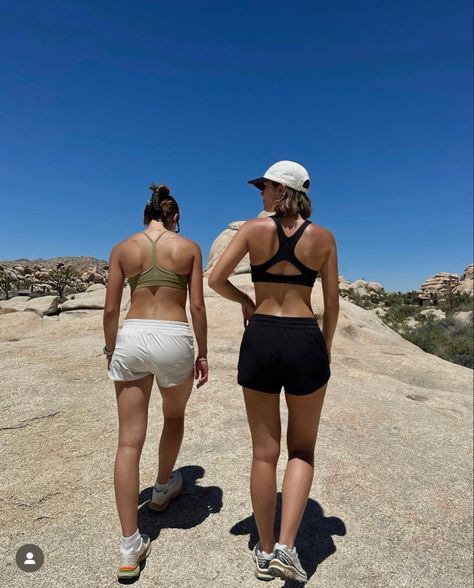 Joshua tree aesthetic camping rock climbing Salomon shoes fashion outfit hike Salomon Summer Outfit, Salomon Shoes Women Outfits, Salomon Shoes Outfit, Salomon Xt6 Outfit, Salomon Outfit, Joshua Tree Aesthetic, Bali Fits, Salomon Shoes Women, Aesthetic Camping